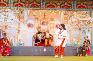 Gaziabad, Uttar Pradesh, Hindistan - 01 Ekim 2024: Düssehra Festivali sirasinda Ramlila oyunu.