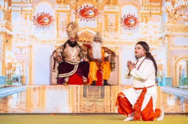 Gaziabad, Uttar Pradesh, Hindistan - 01 Ekim 2024: Düssehra Festivali sirasinda Ramlila oyunu.