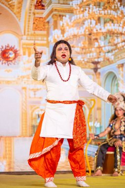 Gaziabad, Uttar Pradesh, Hindistan - 01 Ekim 2024: Düssehra Festivali sirasinda Ramlila oyunu.