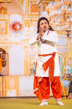 Gaziabad, Uttar Pradesh, Hindistan - 01 Ekim 2024: Düssehra Festivali sirasinda Ramlila oyunu.