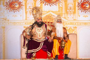 Gaziabad, Uttar Pradesh, Hindistan - 01 Ekim 2024: Düssehra Festivali sirasinda Ramlila oyunu.