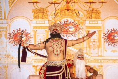 Gaziabad, Uttar Pradesh, Hindistan - 01 Ekim 2024: Alacakaranlık Festivali sırasındaki Ramlila sahnesi