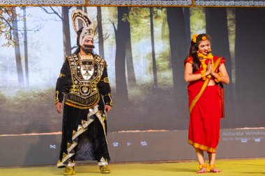 Gaziabad, Uttar Pradesh, Hindistan - 01 Ekim 2024: Alacakaranlık Festivali sırasındaki Ramlila sahnesi