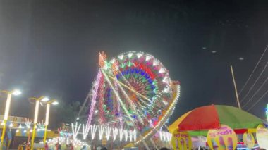 Gaziabad, Uttar Pradesh, Hindistan - 07 Ekim 2024: Geceleri yıllık fuar