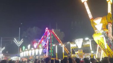 Gaziabad, Uttar Pradesh, Hindistan - 07 Ekim 2024: Geceleri yıllık fuar