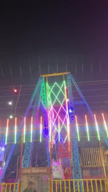 Gaziabad, Uttar Pradesh, Hindistan - 07 Ekim 2024: Geceleri yıllık fuar