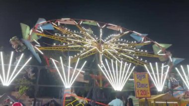 Gaziabad, Uttar Pradesh, Hindistan - 07 Ekim 2024: Geceleri yıllık fuar