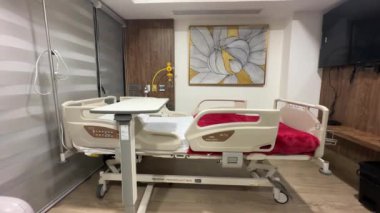 Ahşap sandalyeli modern hastane yatağı