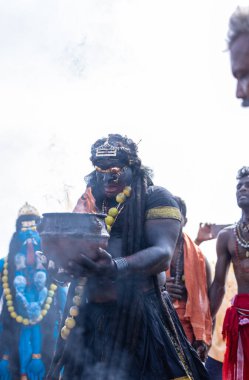 Kulashekharapatnam, Tamilnadu, Hindistan - 11 Ekim 2024: Kulasai Dasara, Hint dindar portresi boyalı yüz ve Hindu tanrısı gibi giyinmiş kulasai dasara tarikat festivalinin ayinlerini gerçekleştirmek için.