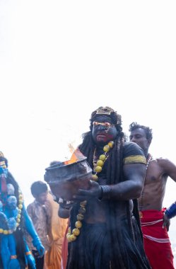 Kulashekharapatnam, Tamilnadu, Hindistan - 11 Ekim 2024: Kulasai Dasara, Hint dindar portresi boyalı yüz ve Hindu tanrısı gibi giyinmiş kulasai dasara tarikat festivalinin ayinlerini gerçekleştirmek için.