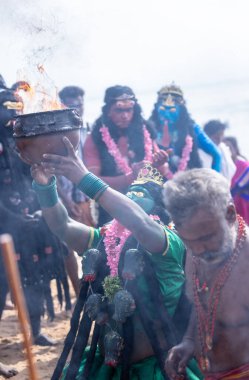 Kulashekharapatnam, Tamilnadu, Hindistan - 11 Ekim 2024: Kulasai Dasara, Hint dindar portresi boyalı yüz ve Hindu tanrısı gibi giyinmiş kulasai dasara tarikat festivalinin ayinlerini gerçekleştirmek için.