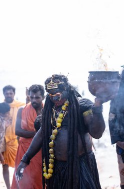 Kulashekharapatnam, Tamilnadu, Hindistan - 11 Ekim 2024: Kulasai Dasara, Hint dindar portresi boyalı yüz ve Hindu tanrısı gibi giyinmiş kulasai dasara tarikat festivalinin ayinlerini gerçekleştirmek için.