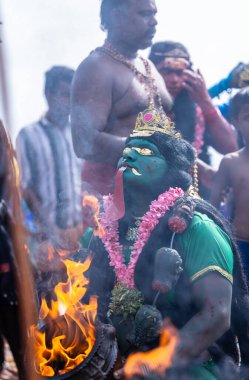 Kulashekharapatnam, Tamilnadu, Hindistan - 11 Ekim 2024: Kulasai Dasara, Hint dindar portresi boyalı yüz ve Hindu tanrısı gibi giyinmiş kulasai dasara tarikat festivalinin ayinlerini gerçekleştirmek için.