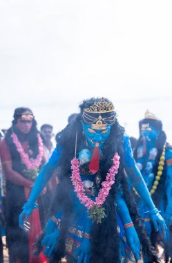 Kulashekharapatnam, Tamilnadu, Hindistan - 11 Ekim 2024: Kulasai Dasara, Hint dindar portresi boyalı yüz ve Hindu tanrısı gibi giyinmiş kulasai dasara tarikat festivalinin ayinlerini gerçekleştirmek için.