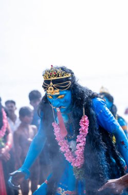 Kulashekharapatnam, Tamilnadu, Hindistan - 11 Ekim 2024: Kulasai Dasara, Hint dindar portresi boyalı yüz ve Hindu tanrısı gibi giyinmiş kulasai dasara tarikat festivalinin ayinlerini gerçekleştirmek için.