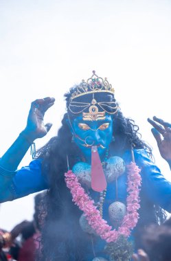 Kulashekharapatnam, Tamilnadu, Hindistan - 11 Ekim 2024: Kulasai Dasara, Hint dindar portresi boyalı yüz ve Hindu tanrısı gibi giyinmiş kulasai dasara tarikat festivalinin ayinlerini gerçekleştirmek için.