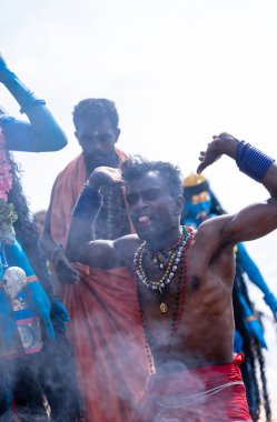 Kulashekharapatnam, Tamilnadu, Hindistan - 11 Ekim 2024: Kulasai Dasara, Hint dindar portresi boyalı yüz ve Hindu tanrısı gibi giyinmiş kulasai dasara tarikat festivalinin ayinlerini gerçekleştirmek için.