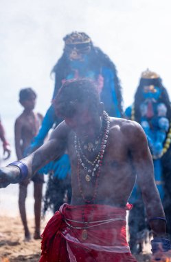 Kulashekharapatnam, Tamilnadu, Hindistan - 11 Ekim 2024: Kulasai Dasara, Hint dindar portresi boyalı yüz ve Hindu tanrısı gibi giyinmiş kulasai dasara tarikat festivalinin ayinlerini gerçekleştirmek için.