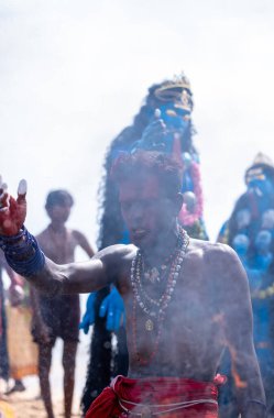 Kulashekharapatnam, Tamilnadu, Hindistan - 11 Ekim 2024: Kulasai Dasara, Hint dindar portresi boyalı yüz ve Hindu tanrısı gibi giyinmiş kulasai dasara tarikat festivalinin ayinlerini gerçekleştirmek için.