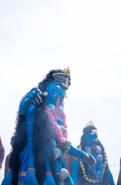 Kulashekharapatnam, Tamilnadu, Hindistan - 11 Ekim 2024: Kulasai Dasara, Hint dindar portresi boyalı yüz ve Hindu tanrısı gibi giyinmiş kulasai dasara tarikat festivalinin ayinlerini gerçekleştirmek için.