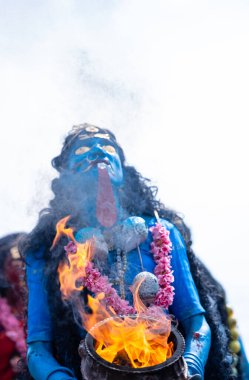 Kulashekharapatnam, Tamilnadu, Hindistan - 11 Ekim 2024: Kulasai Dasara, Hint dindar portresi boyalı yüz ve Hindu tanrısı gibi giyinmiş kulasai dasara tarikat festivalinin ayinlerini gerçekleştirmek için.