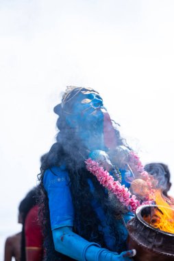 Kulashekharapatnam, Tamilnadu, Hindistan - 11 Ekim 2024: Kulasai Dasara, Hint dindar portresi boyalı yüz ve Hindu tanrısı gibi giyinmiş kulasai dasara tarikat festivalinin ayinlerini gerçekleştirmek için.