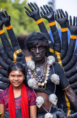 Kulashekharapatnam, Tamilnadu, Hindistan - 11 Ekim 2024: Kulasai Dasara, Hint dindar portresi boyalı yüz ve Hindu tanrısı gibi giyinmiş kulasai dasara tarikat festivalinin ayinlerini gerçekleştirmek için.