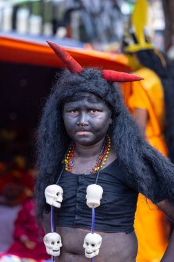 Kulashekharapatnam, Tamilnadu, Hindistan - 11 Ekim 2024: Kulasai Dasara, Hint dindar portresi boyalı yüz ve Hindu tanrısı gibi giyinmiş kulasai dasara tarikat festivalinin ayinlerini gerçekleştirmek için.