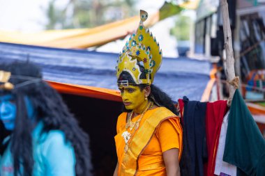 Kulashekharapatnam, Tamilnadu, Hindistan - 11 Ekim 2024: Kulasai Dasara, Hint dindar portresi boyalı yüz ve Hindu tanrısı gibi giyinmiş kulasai dasara tarikat festivalinin ayinlerini gerçekleştirmek için.