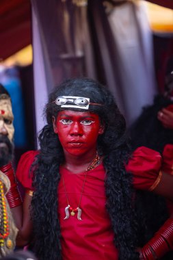 Kulashekharapatnam, Tamilnadu, Hindistan - 11 Ekim 2024: Kulasai Dasara, Hint dindar portresi boyalı yüz ve Hindu tanrısı gibi giyinmiş kulasai dasara tarikat festivalinin ayinlerini gerçekleştirmek için.