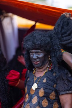 Kulashekharapatnam, Tamilnadu, Hindistan - 11 Ekim 2024: Kulasai Dasara, Hint dindar portresi boyalı yüz ve Hindu tanrısı gibi giyinmiş kulasai dasara tarikat festivalinin ayinlerini gerçekleştirmek için.