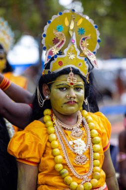 Kulashekharapatnam, Tamilnadu, Hindistan - 11 Ekim 2024: Kulasai Dasara, Hint dindar portresi boyalı yüz ve Hindu tanrısı gibi giyinmiş kulasai dasara tarikat festivalinin ayinlerini gerçekleştirmek için.