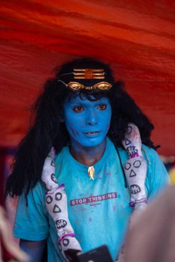 Kulashekharapatnam, Tamilnadu, Hindistan - 11 Ekim 2024: Kulasai Dasara, Hint dindar portresi boyalı yüz ve Hindu tanrısı gibi giyinmiş kulasai dasara tarikat festivalinin ayinlerini gerçekleştirmek için.