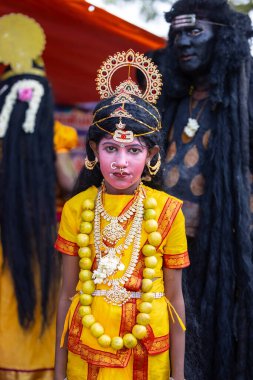 Kulashekharapatnam, Tamilnadu, Hindistan - 11 Ekim 2024: Kulasai Dasara, Hint dindar portresi boyalı yüz ve Hindu tanrısı gibi giyinmiş kulasai dasara tarikat festivalinin ayinlerini gerçekleştirmek için.