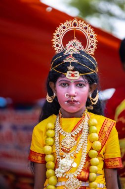 Kulashekharapatnam, Tamilnadu, Hindistan - 11 Ekim 2024: Kulasai Dasara, Hint dindar portresi boyalı yüz ve Hindu tanrısı gibi giyinmiş kulasai dasara tarikat festivalinin ayinlerini gerçekleştirmek için.