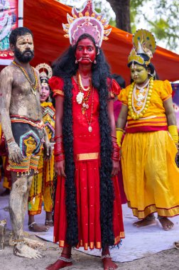 Kulashekharapatnam, Tamilnadu, Hindistan - 11 Ekim 2024: Kulasai Dasara, Hint dindar portresi boyalı yüz ve Hindu tanrısı gibi giyinmiş kulasai dasara tarikat festivalinin ayinlerini gerçekleştirmek için.