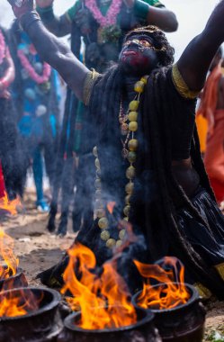 Kulashekharapatnam, Tamilnadu, Hindistan - 11 Ekim 2024: Kulasai Dasara, Hint dindar portresi boyalı yüz ve Hindu tanrısı gibi giyinmiş kulasai dasara tarikat festivalinin ayinlerini gerçekleştirmek için.