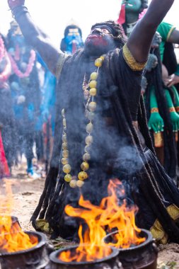 Kulashekharapatnam, Tamilnadu, Hindistan - 11 Ekim 2024: Kulasai Dasara, Hint dindar portresi boyalı yüz ve Hindu tanrısı gibi giyinmiş kulasai dasara tarikat festivalinin ayinlerini gerçekleştirmek için.