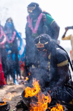 Kulashekharapatnam, Tamilnadu, Hindistan - 11 Ekim 2024: Kulasai Dasara, Hint dindar portresi boyalı yüz ve Hindu tanrısı gibi giyinmiş kulasai dasara tarikat festivalinin ayinlerini gerçekleştirmek için.