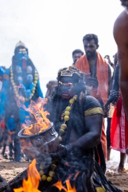 Kulashekharapatnam, Tamilnadu, Hindistan - 11 Ekim 2024: Kulasai Dasara, Hint dindar portresi boyalı yüz ve Hindu tanrısı gibi giyinmiş kulasai dasara tarikat festivalinin ayinlerini gerçekleştirmek için.