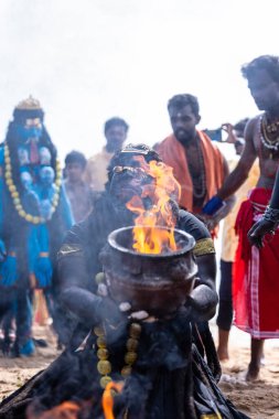 Kulashekharapatnam, Tamilnadu, Hindistan - 11 Ekim 2024: Kulasai Dasara, Hint dindar portresi boyalı yüz ve Hindu tanrısı gibi giyinmiş kulasai dasara tarikat festivalinin ayinlerini gerçekleştirmek için.