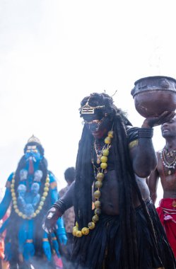 Kulashekharapatnam, Tamilnadu, Hindistan - 11 Ekim 2024: Kulasai Dasara, Hint dindar portresi boyalı yüz ve Hindu tanrısı gibi giyinmiş kulasai dasara tarikat festivalinin ayinlerini gerçekleştirmek için.