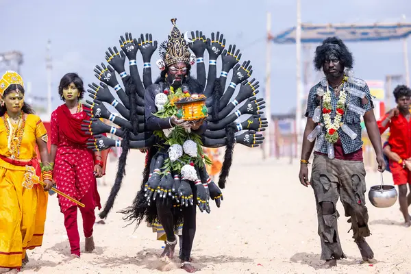 Dasara Festivali Kulasekharapatnam 'da Kılık Değiştirme, Tamil Nadu, Hindistan. 