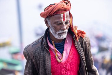 Varanasi, Uttar Pradesh, Hindistan - 18 Ocak 2024: Varanasi 'deki çetelerin yakınındaki ghat' larda yaşayan insanlar. Sadhu, Kaşhi 'de Ganga yakınlarında meditasyon yapıyor..