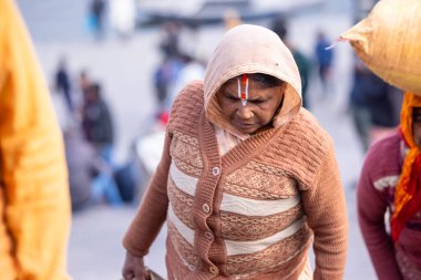 Varanasi, Uttar Pradesh, Hindistan - 18 Ocak 2024: Varanasi 'deki çetelerin yakınındaki ghat' larda yaşayan insanlar. Sadhu, Kaşhi 'de Ganga yakınlarında meditasyon yapıyor..