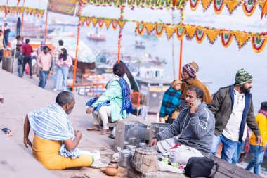 Varanasi, Uttar Pradesh, Hindistan - 19 Ocak 2024: Varanasi 'deki çetelerin yakınları