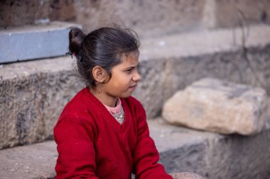 Varanasi, Uttar Pradesh, Hindistan - 19 Ocak 2024: Varanasi 'deki çetelerin yakınları