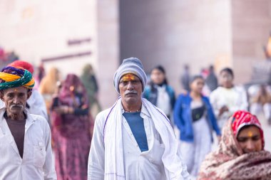 Varanasi, Uttar Pradesh, Hindistan - 19 Ocak 2024: Varanasi 'deki çetelerin yakınındaki ghatlarda geleneksel giysili insanlar