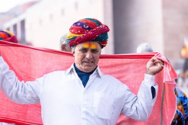 Varanasi, Uttar Pradesh, Hindistan - 19 Ocak 2024: Varanasi 'deki çetelerin yakınındaki ghatlarda geleneksel giysili insanlar