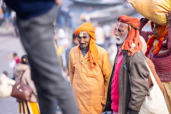 Varanasi, Uttar Pradesh, Hindistan - 18 Ocak 2024: Varanasi 'deki çetelerin yakınındaki ghat' larda yaşayan insanlar. Sadhu, Kaşhi 'de Ganga yakınlarında meditasyon yapıyor..